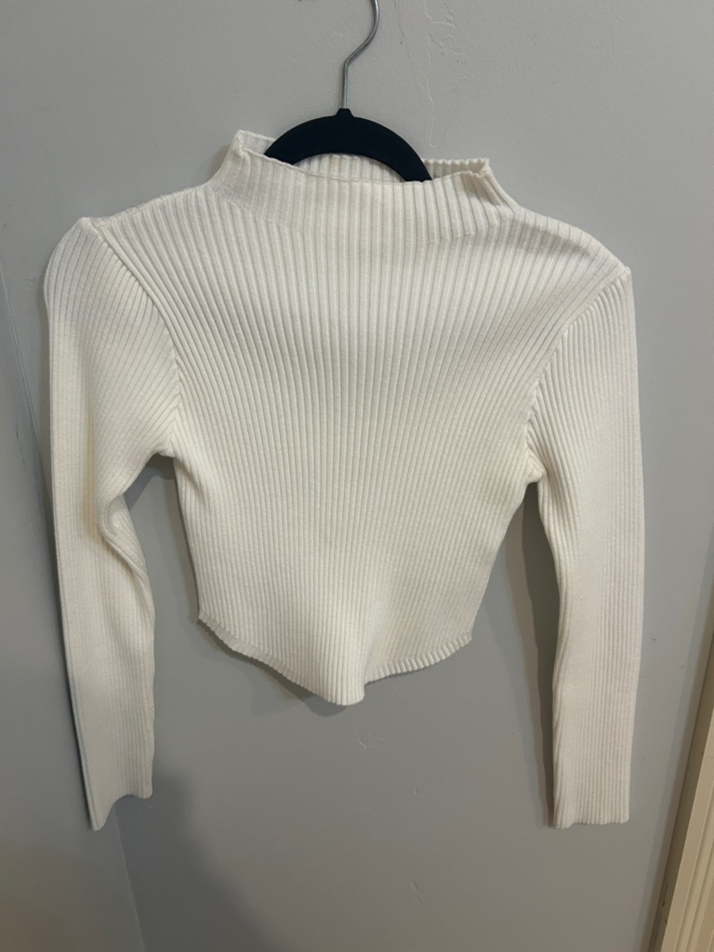 MABLE Cropped white Ribbed Mock Neck Sweater